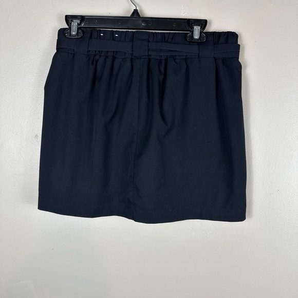 St. John bay black petite med 15” waist15” length like new skorts - Picture 4 of 6